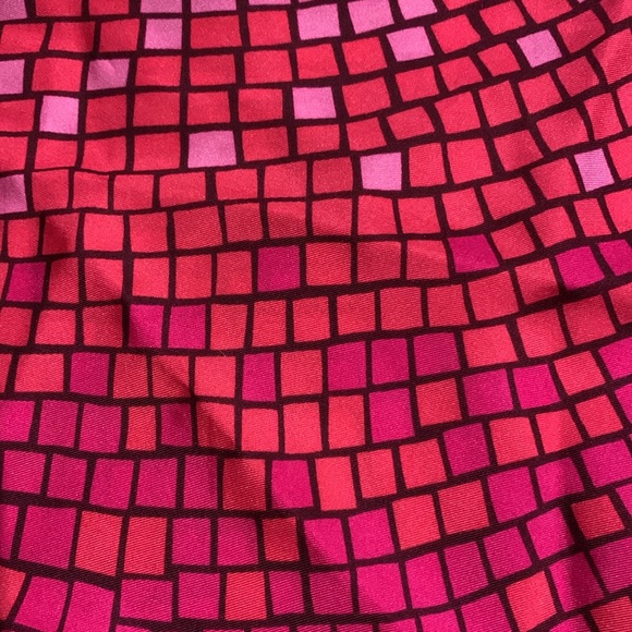 Gorgeous geometric magenta pink and burgundy silk scarf hand rolled edges - Picture 5 of 5